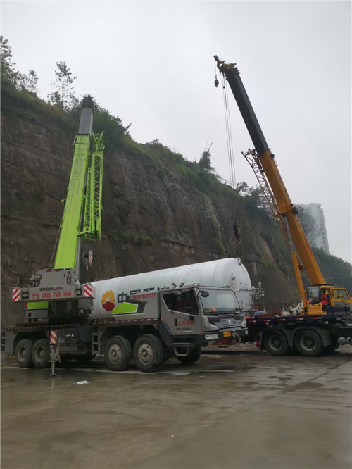 阿坝“不怕风雨冻”—— 吊车的 “恶劣环境适应” 技术